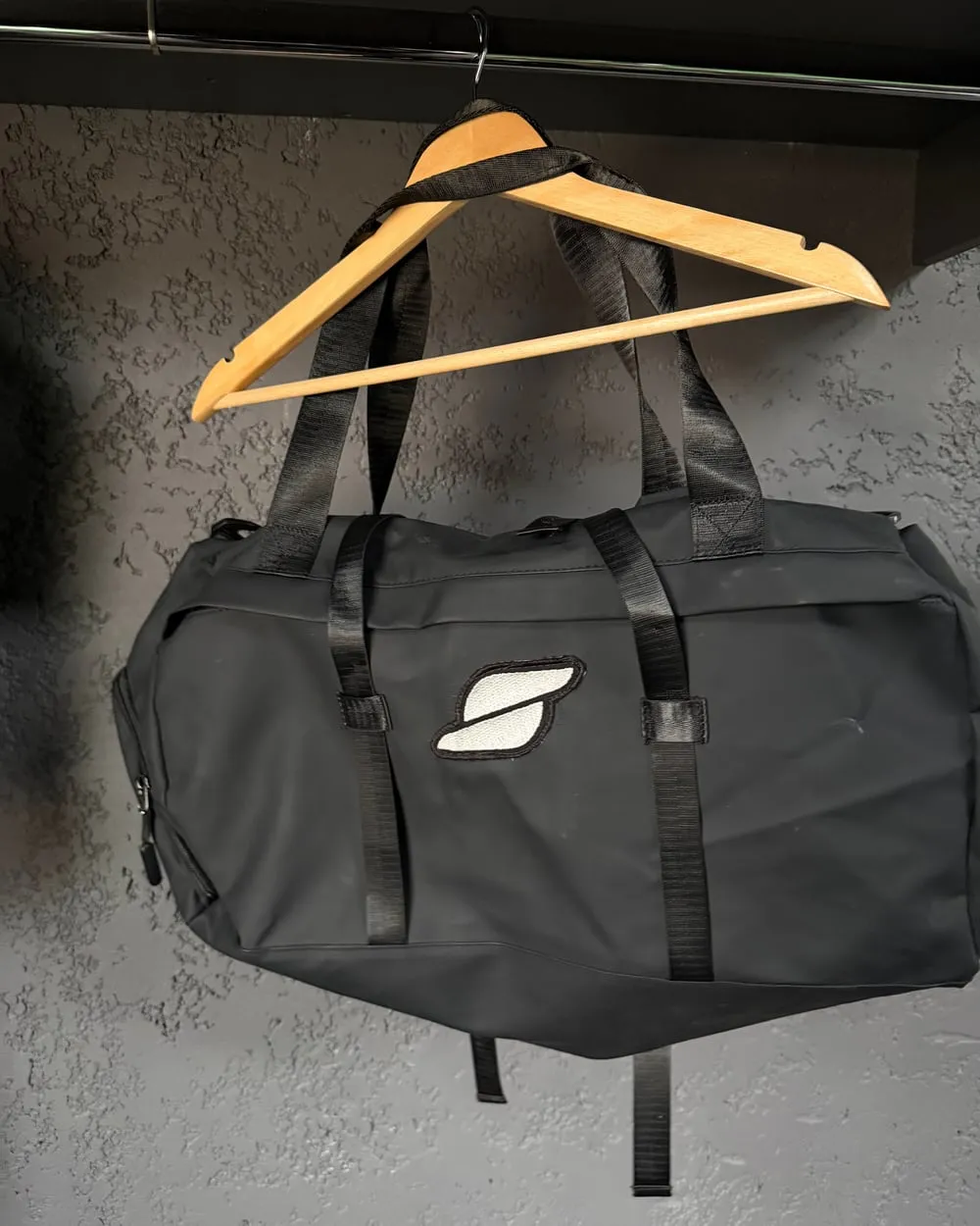 Bolso deportivo negro con el logo S