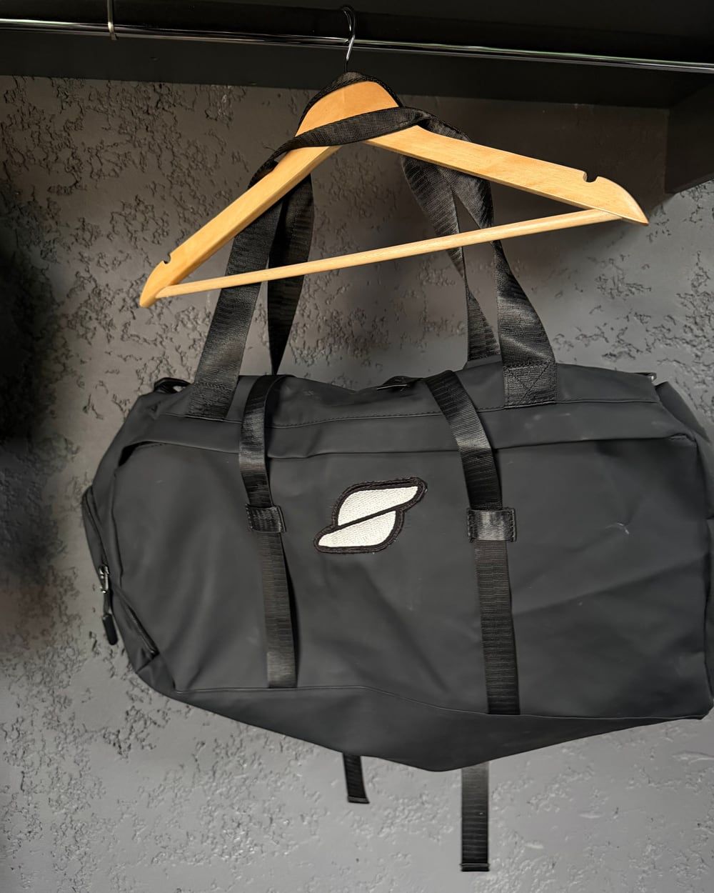Bolso deportivo negro con el logo S