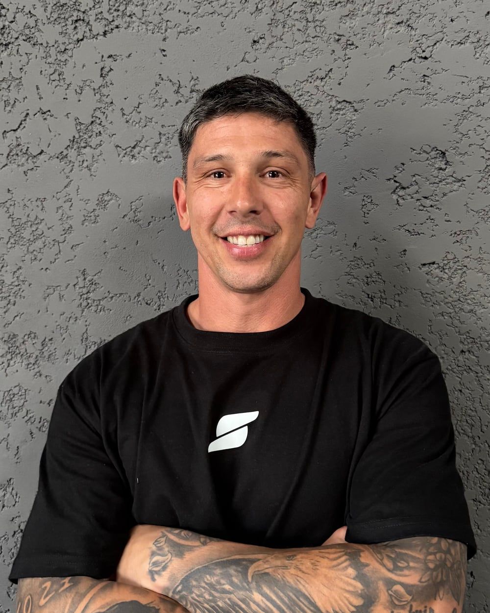 Sergio González, entrenador de SOMA, con remera negra del club