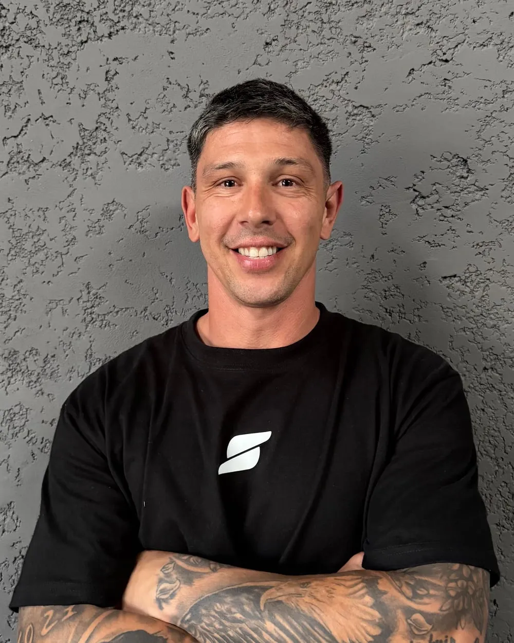 Sergio González, entrenador de SOMA, con remera negra del club