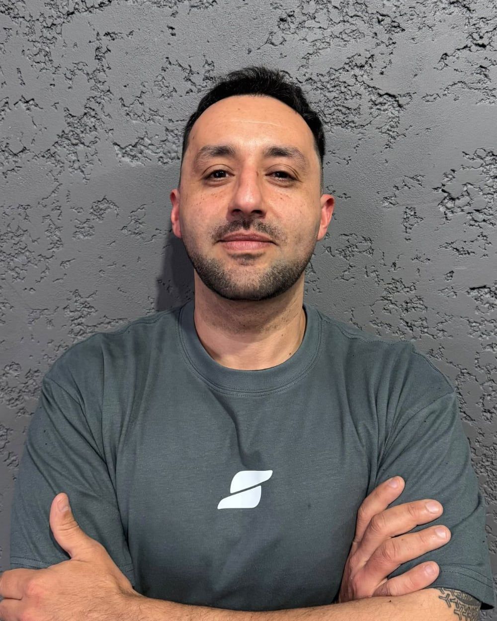 Sergio Pereira, entrenador de SOMA, con remera gris verdosa del club