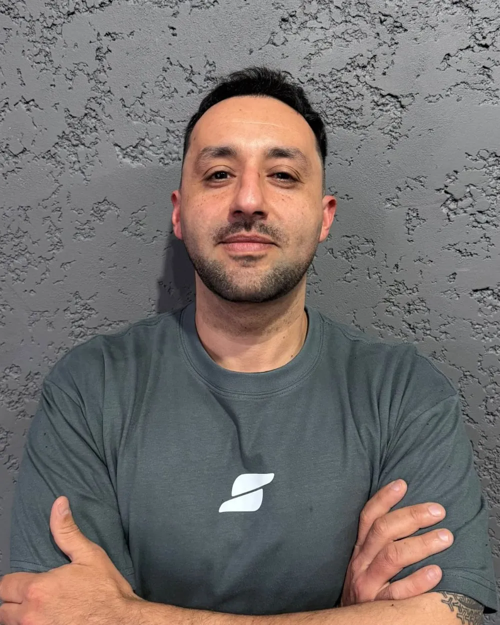 Sergio Pereira, entrenador de SOMA, con remera gris verdosa del club
