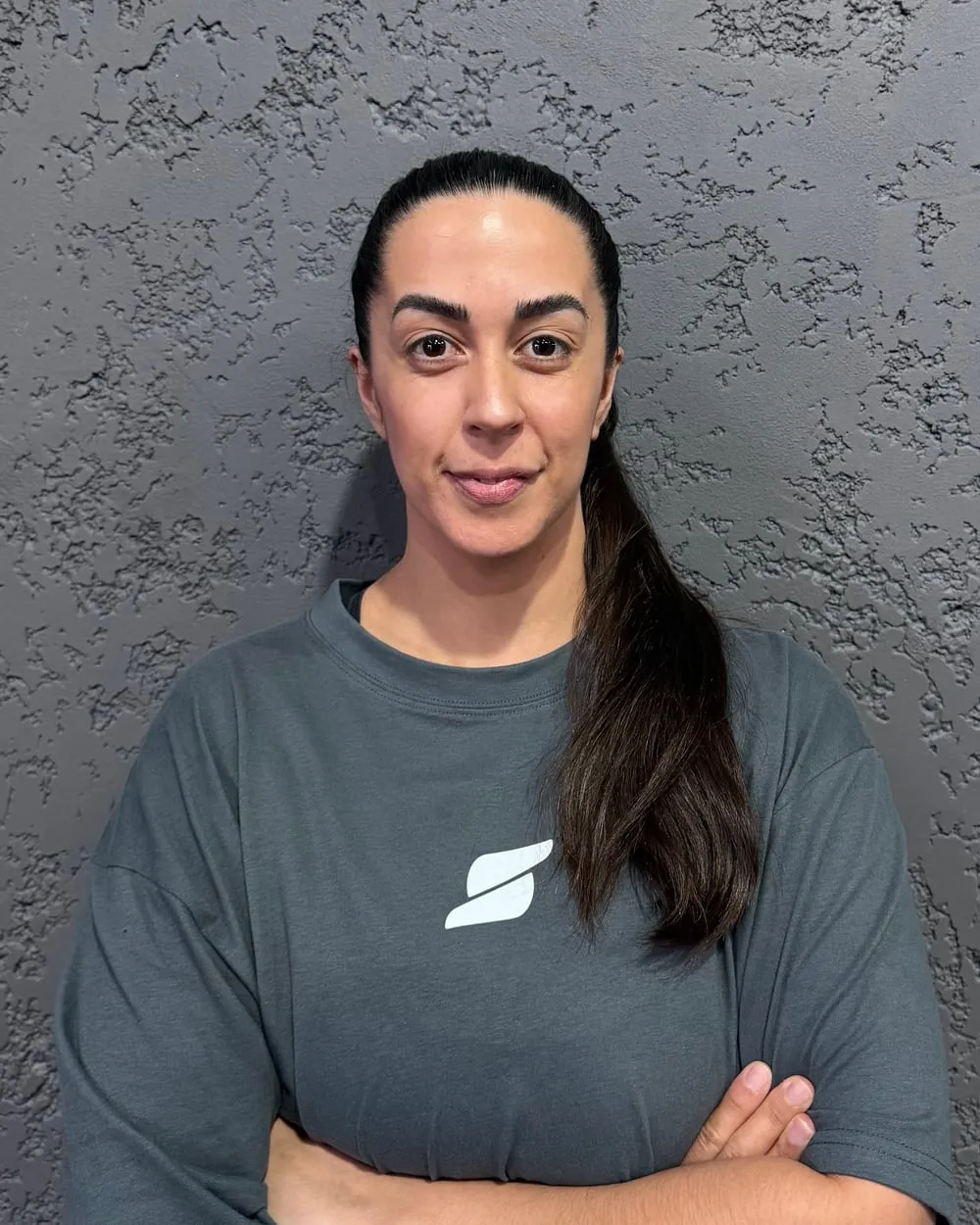 Verónica Gadea, entrenadora de SOMA, con remera gris del club