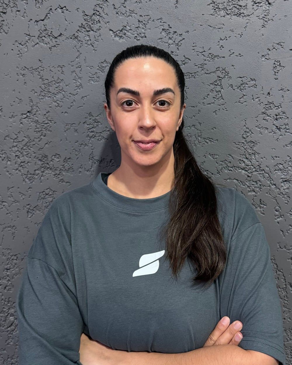 Verónica Gadea, entrenadora de SOMA, con remera gris del club