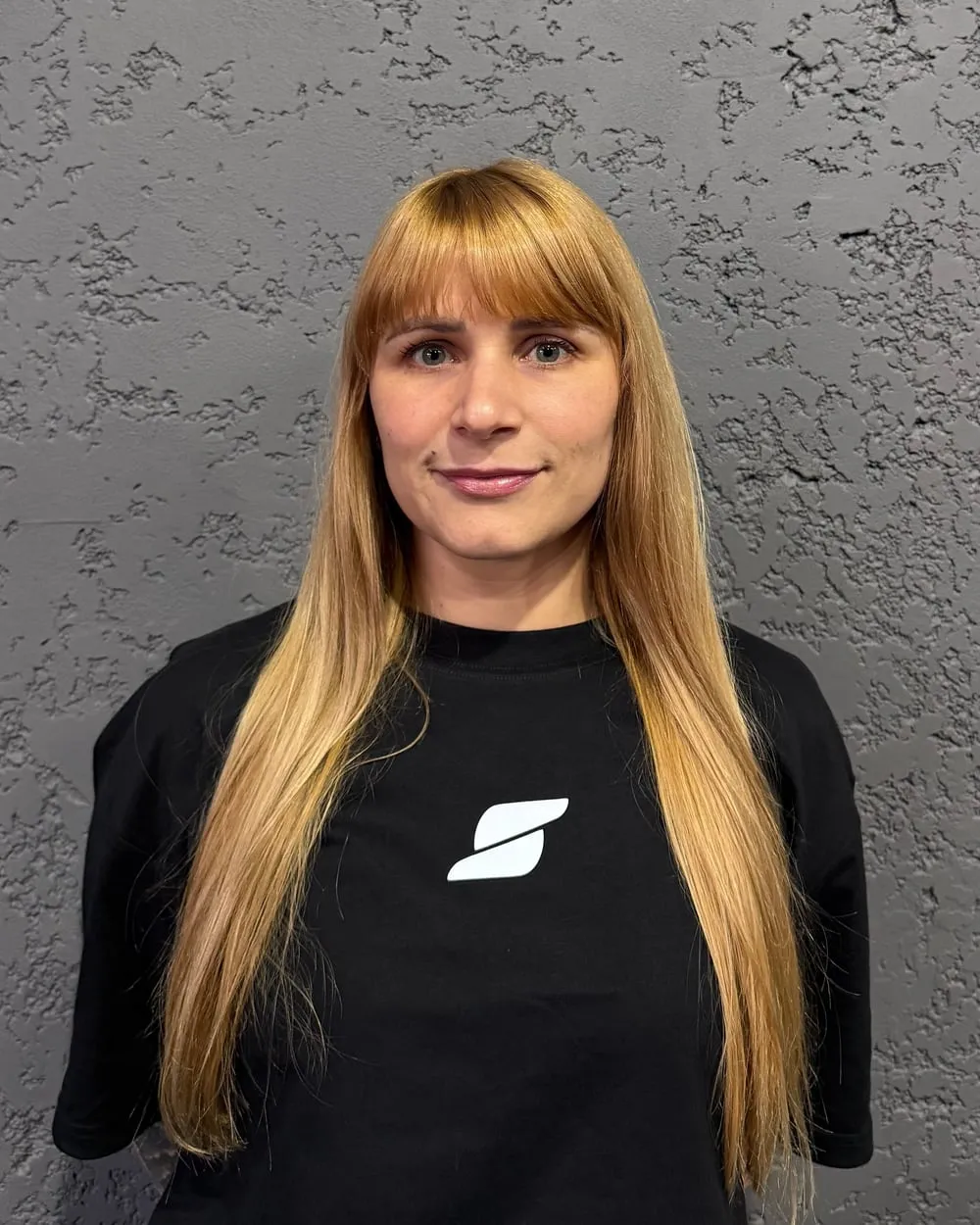 Vanessa Figarola, de atención al cliente de SOMA, con remera negra del club