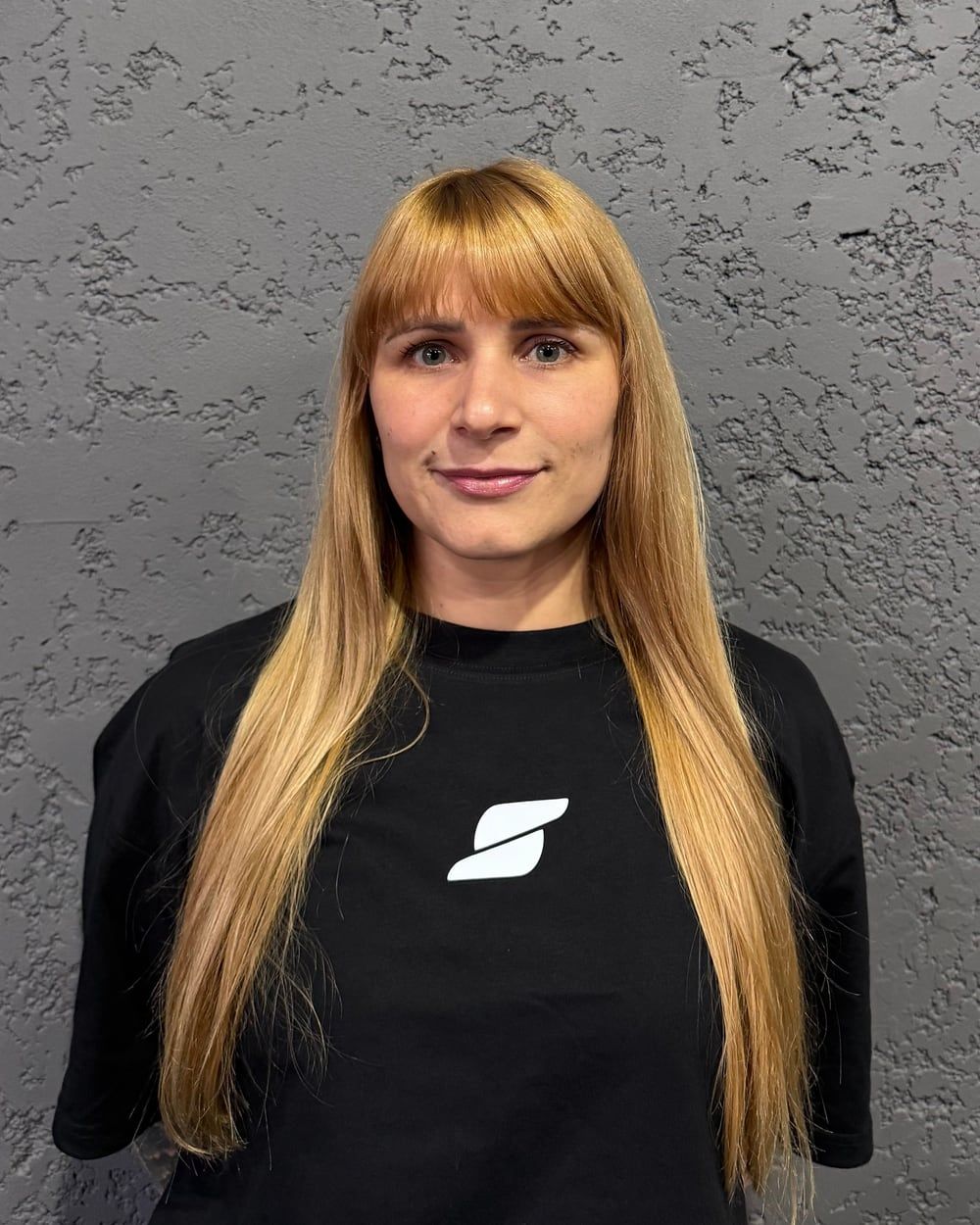Vanessa Figarola, de atención al cliente de SOMA, con remera negra del club