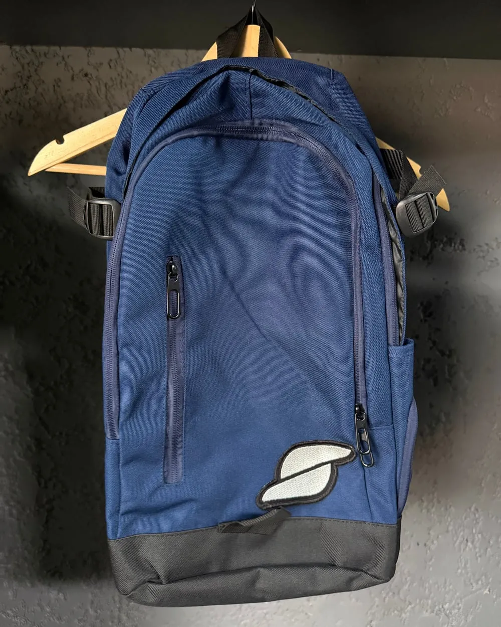Mochila azul con el logo S