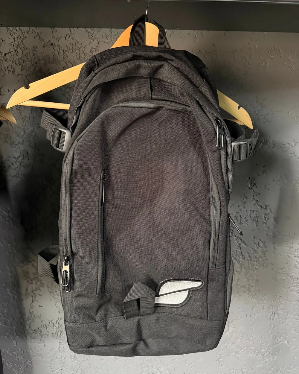 Mochila negra con el logo S