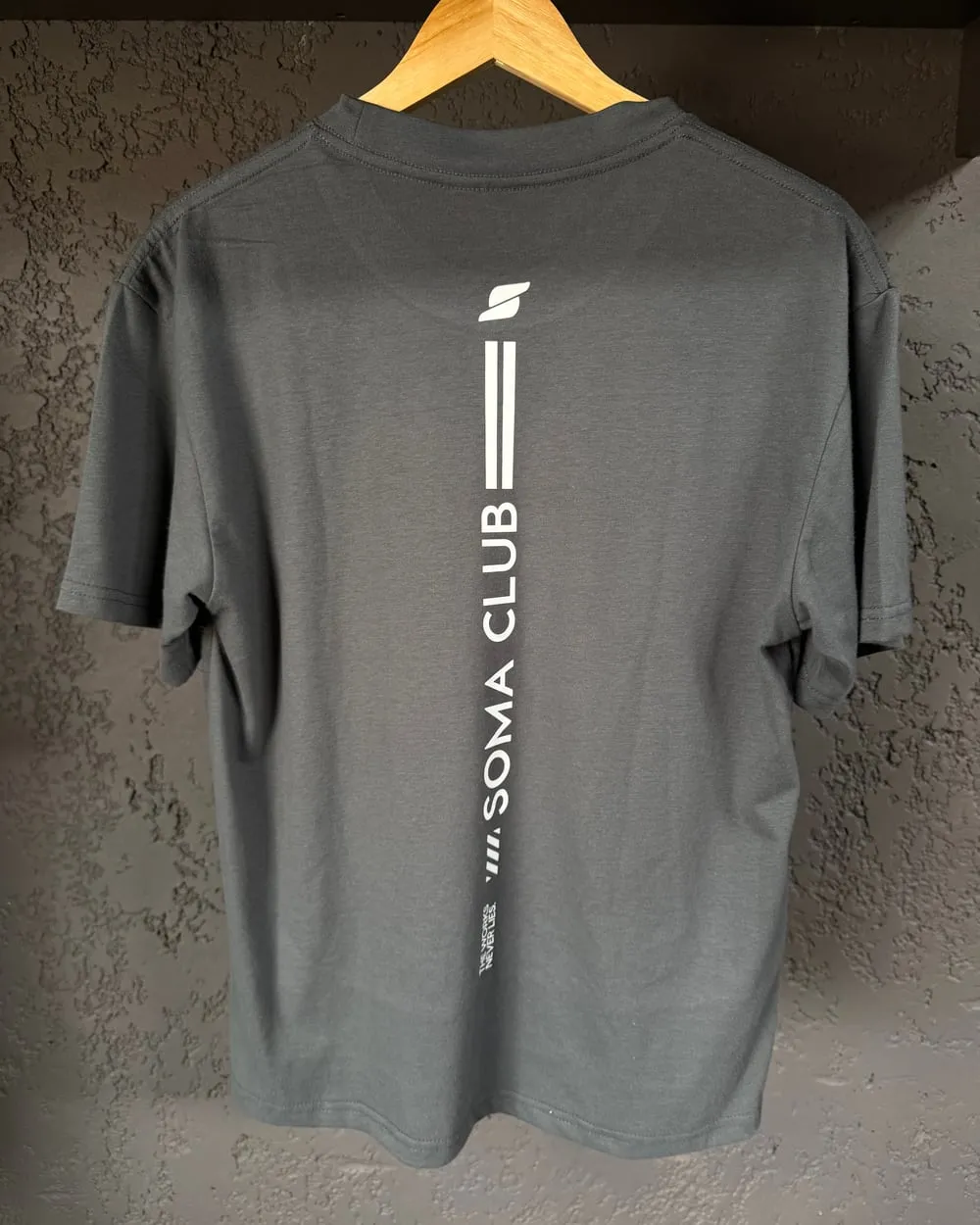 Remera gris con SOMA CLUB vertical en la espalda