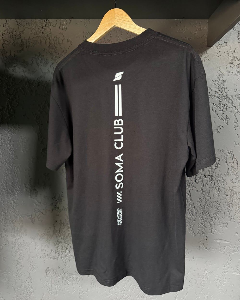 Remera negra con SOMA CLUB vertical en la espalda