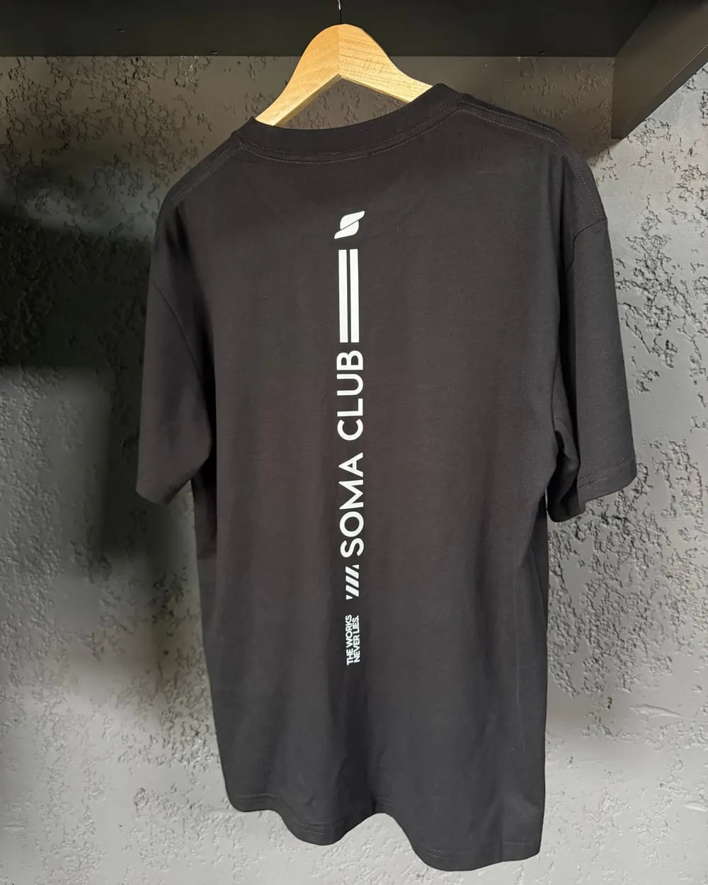 Remera negra con SOMA CLUB vertical en la espalda